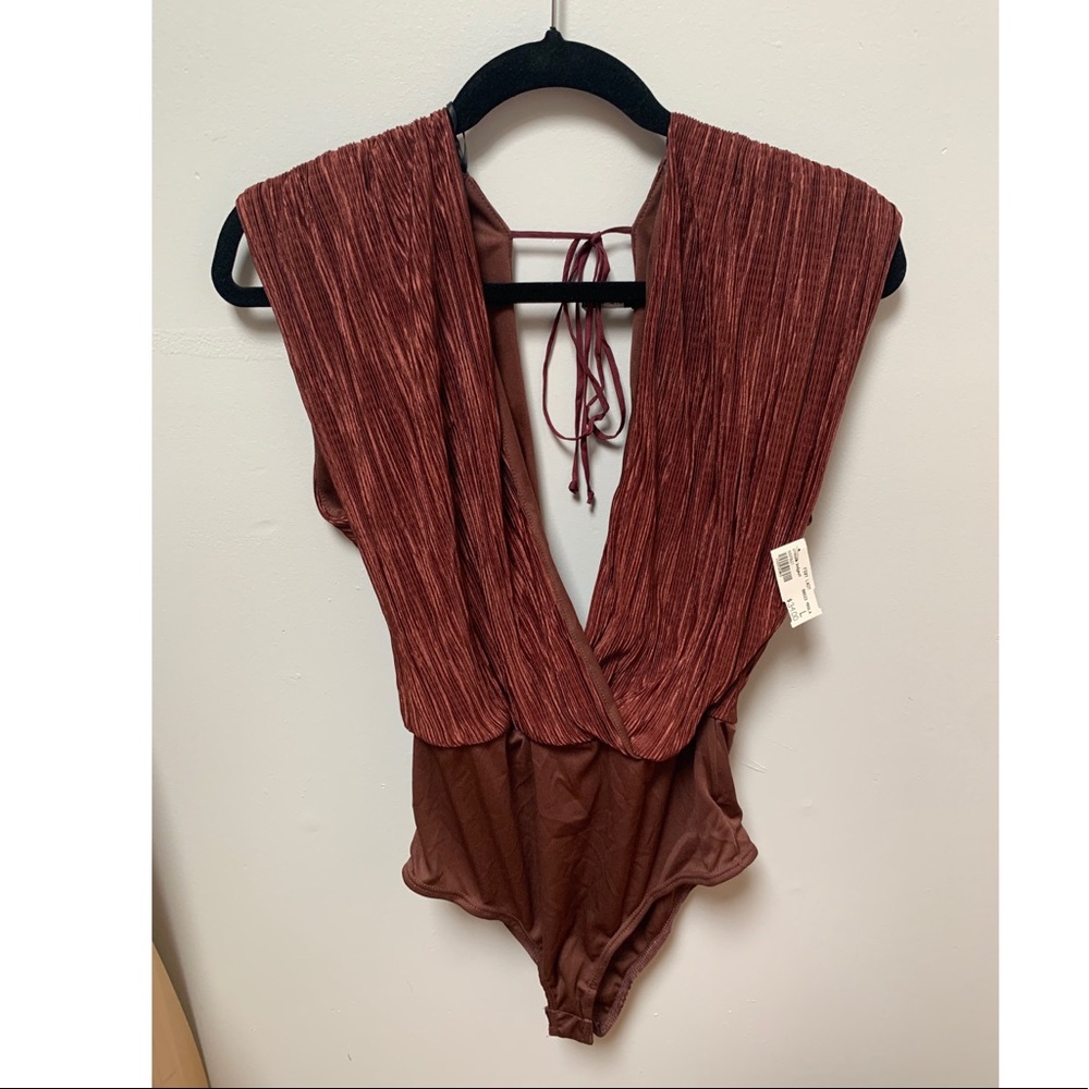 Sleeveless body suit